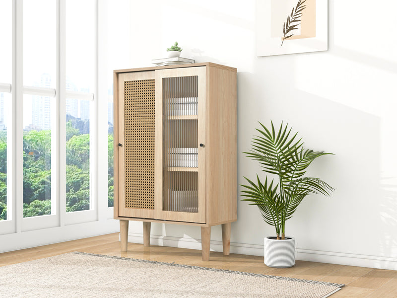 Buffet Haut Moderne en Chêne avec Portes Coulissantes en Verre et Rotin PE BAMPHUDS