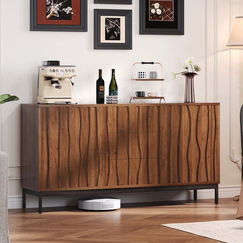 Buffet / Armoire de Rangement Mid-Century Moderne Effet Chêne Foncé avec 3 Tiroirs, Portes à Fentes et Pieds Métalliques Noirs (150x40x80cm) NAKIX