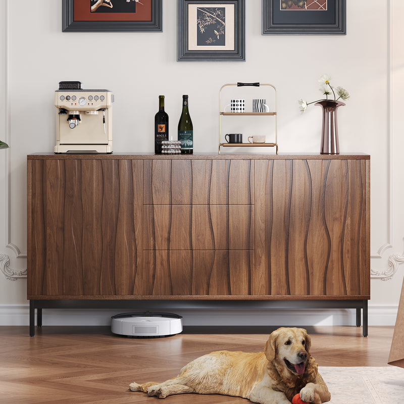Buffet / Armoire de Rangement Mid-Century Moderne Effet Chêne Foncé avec 3 Tiroirs, Portes à Fentes et Pieds Métalliques Noirs (150x40x80cm) NAKIX