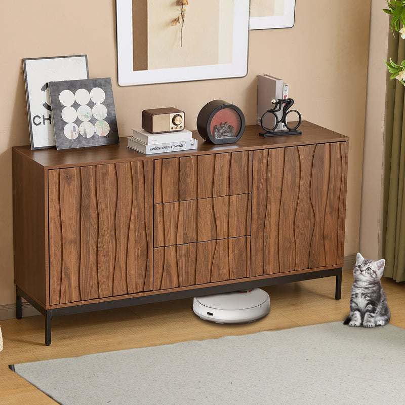 Buffet / Armoire de Rangement Mid-Century Moderne Effet Chêne Foncé avec 3 Tiroirs, Portes à Fentes et Pieds Métalliques Noirs (150x40x80cm) NAKIX