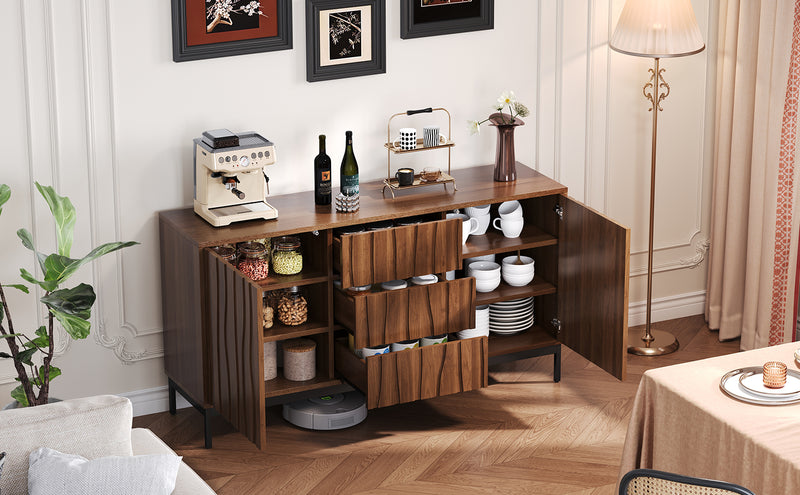 Buffet / Armoire de Rangement Mid-Century Moderne Effet Chêne Foncé avec 3 Tiroirs, Portes à Fentes et Pieds Métalliques Noirs (150x40x80cm) NAKIX