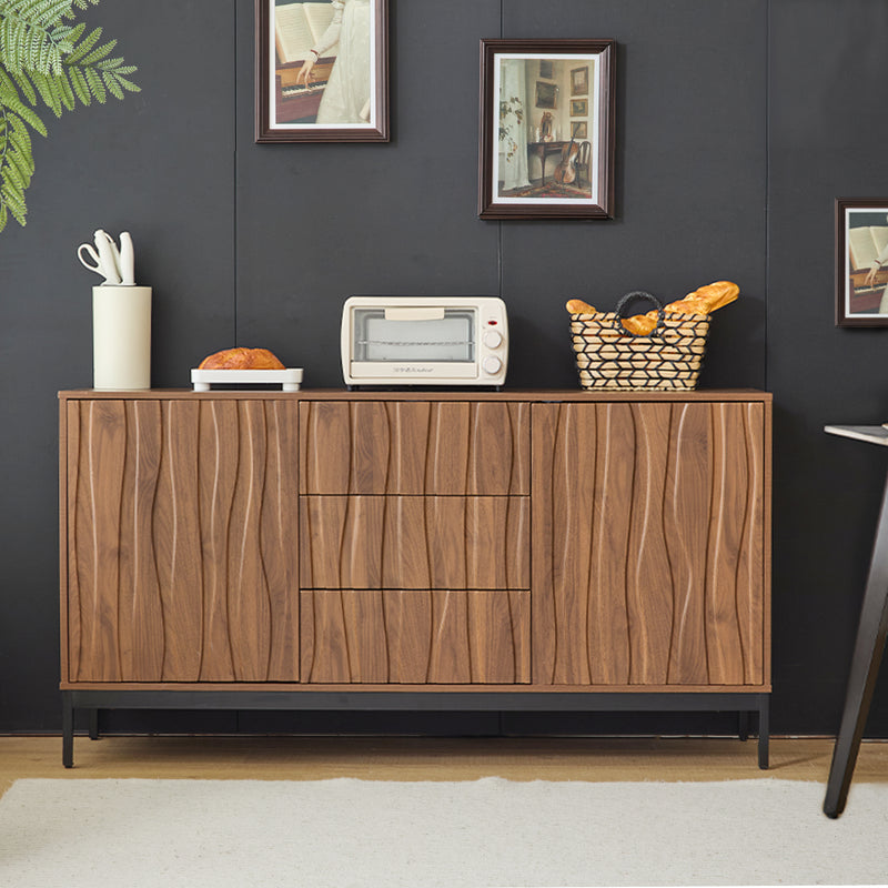 Buffet / Armoire de Rangement Mid-Century Moderne Effet Chêne Foncé avec 3 Tiroirs, Portes à Fentes et Pieds Métalliques Noirs (150x40x80cm) NAKIX