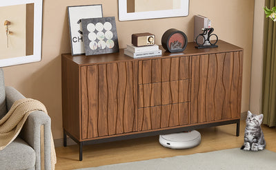 Buffet / Armoire de Rangement Mid-Century Moderne Effet Chêne Foncé avec 3 Tiroirs, Portes à Fentes et Pieds Métalliques Noirs (150x40x80cm) NAKIX