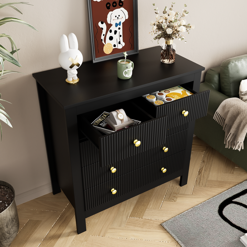 Commode Noire Élégante à 5 Tiroirs avec Surfaces Texturées et Poignées Dorées THRUZETS