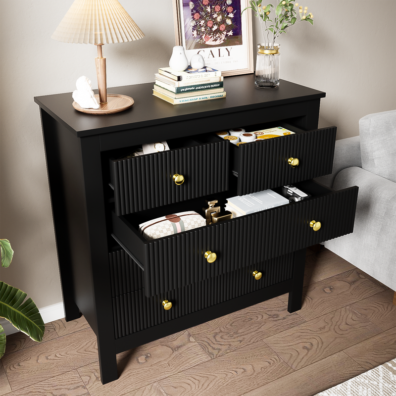 Commode Noire Élégante à 5 Tiroirs avec Surfaces Texturées et Poignées Dorées THRUZETS