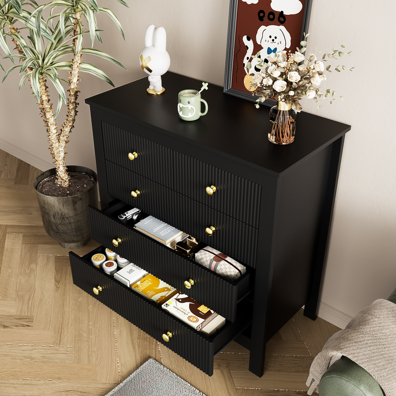 Commode Noire Élégante à 5 Tiroirs avec Surfaces Texturées et Poignées Dorées THRUZETS