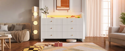 Buffet Blanc Ondulé Moderne avec Éclairage LED Multicolore et 6 Tiroirs Spacieux TRAGVAX