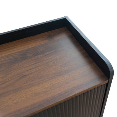 Meuble TV Moderne Noir et Bois avec Portes Coulissantes Rainurées et Rangement Optimisé UNGRUDS